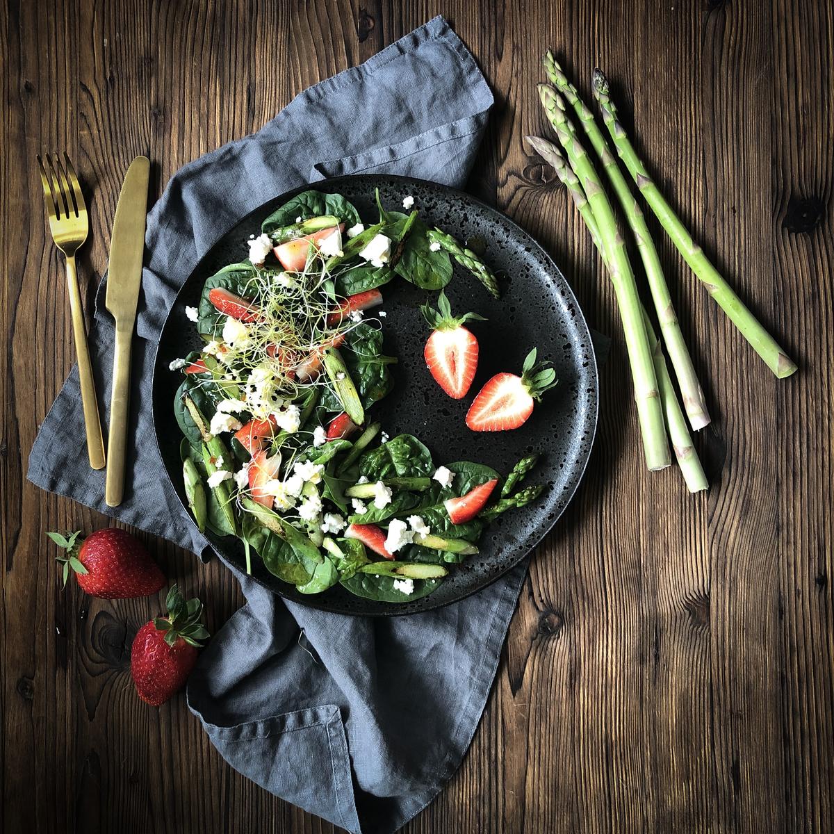 Rezeptbild: SPARGEL ERDBEEREN SALAT MIT SWEET CHILLI DRESSING