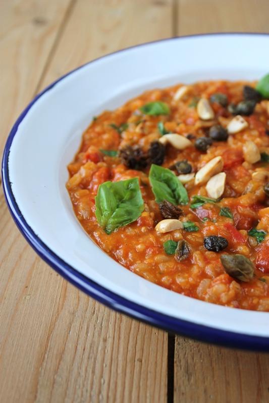Rezeptbild: Tomatenrisotto mit Erdnüssen und frittierten Kapern