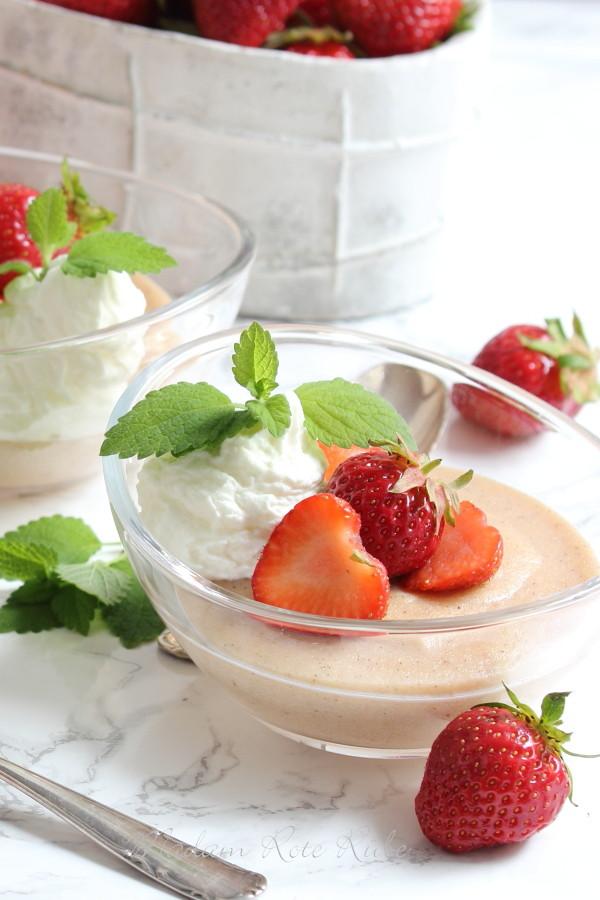 Rezeptbild: Polentapudding mit Erdbeeren und Sahne
