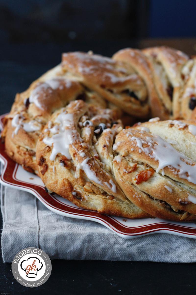 Rezeptbild: Weihnachtshefekranz mit Mandeln, Cranberries & Aprikosen