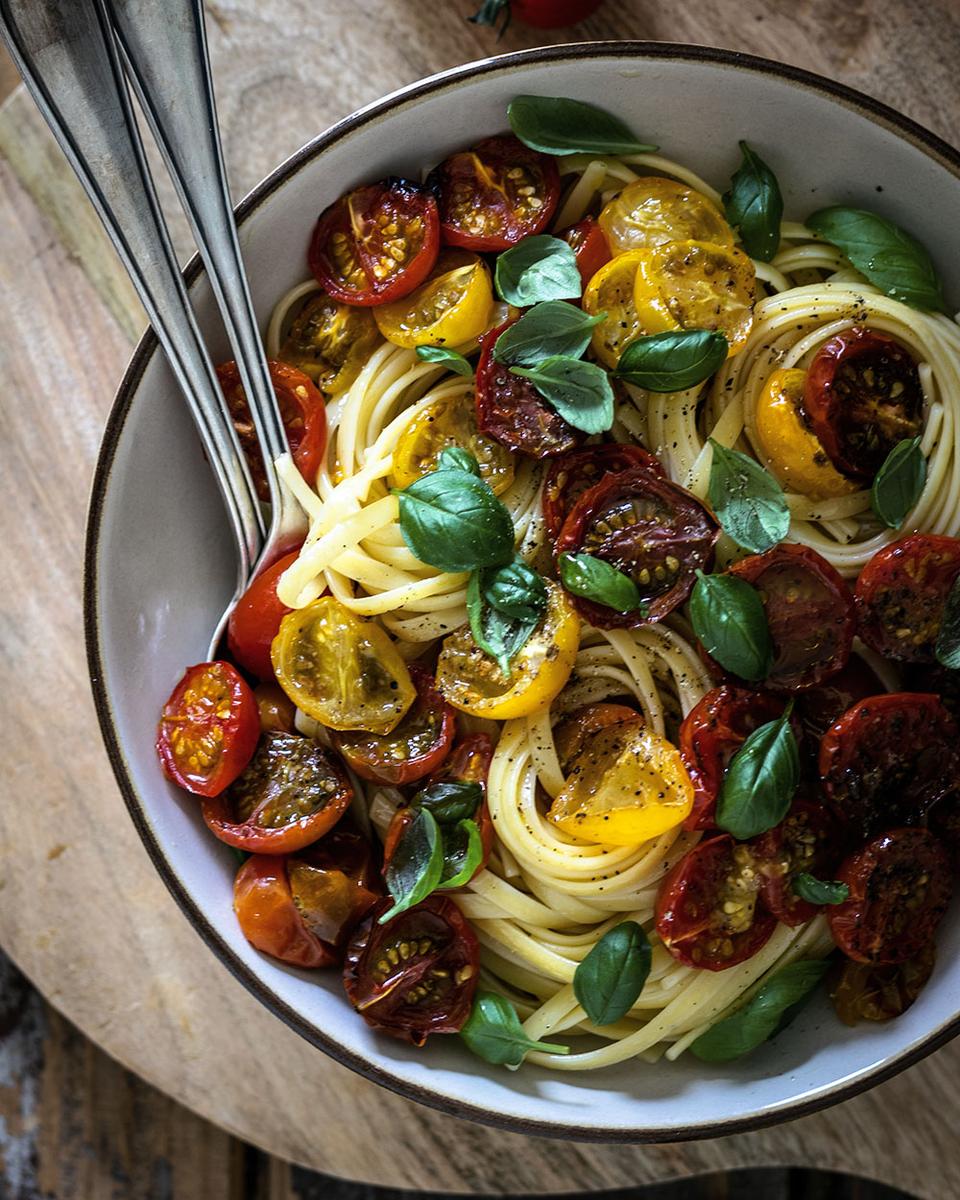 Rezeptbild: Nudeln mit karamellisierten Ofentomaten | Ein einfaches Sommerrezept für Pastafans
