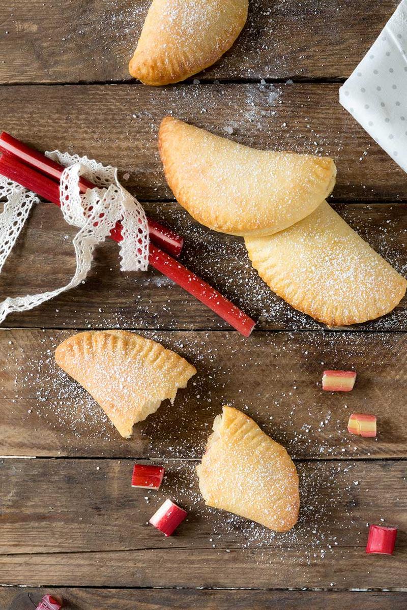 Rezeptbild: Teigtaschen aus Dinkelmehl mit Rhabarber-Füllung