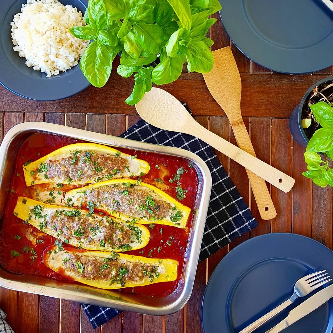 Rezeptbild: Zucchini mit Hackfleisch-Fetafüllung in Tomaten-Basilikumsoße