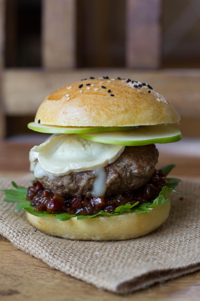 Rezeptbild: Bacon Jam Burger mit Apfel und Ziegenkäse