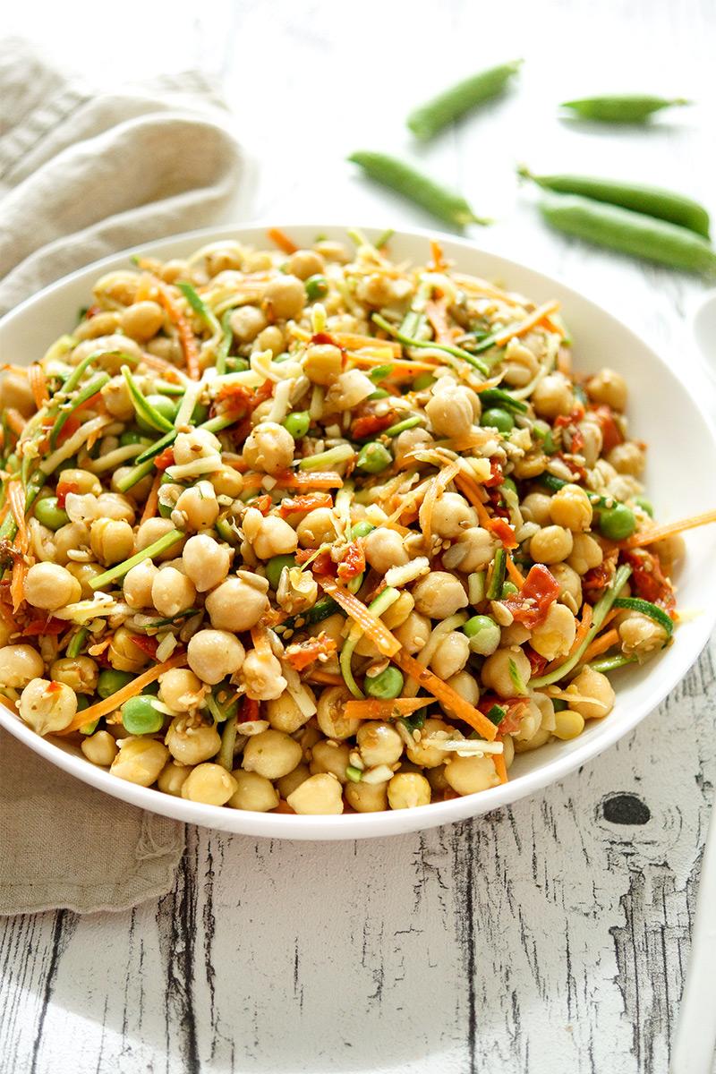 Rezeptbild: Veganer Kicherebsensalat mit Zucchini und Karotte