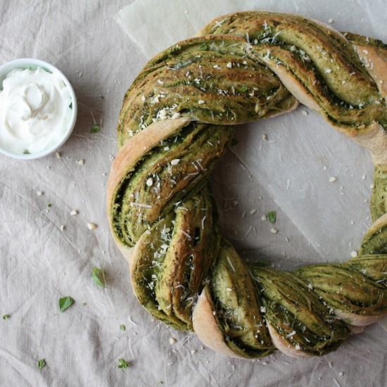 Rezeptbild: Pesto-Brotkranz mit Frischkäse-Joghurt