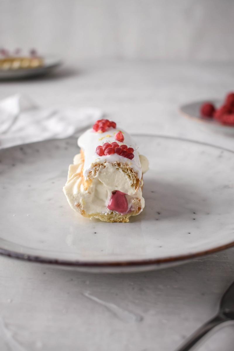 Rezeptbild: Käsekuchen Eclairs mit Himbeer und Zitrone