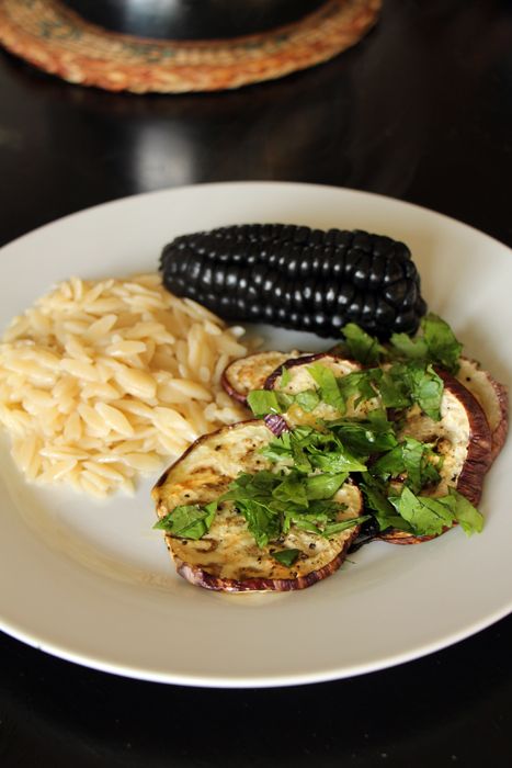 Rezeptbild: Schwarzer Mais mit Orzo und Auberginen
