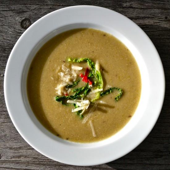 Rezeptbild: Wirsingsuppe mit Parmesan