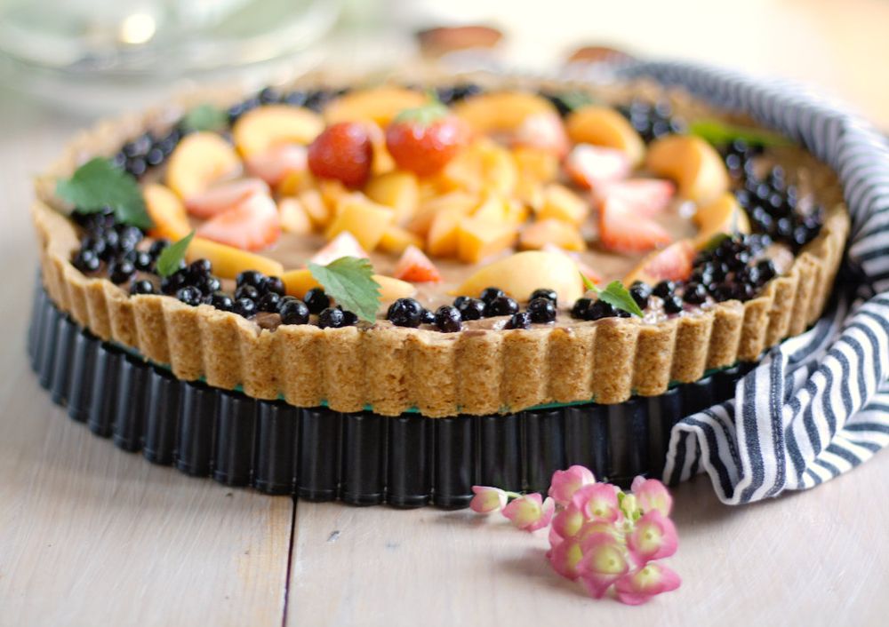 Rezeptbild: Mousse au Chocolat Tarte mit Früchten und Minze