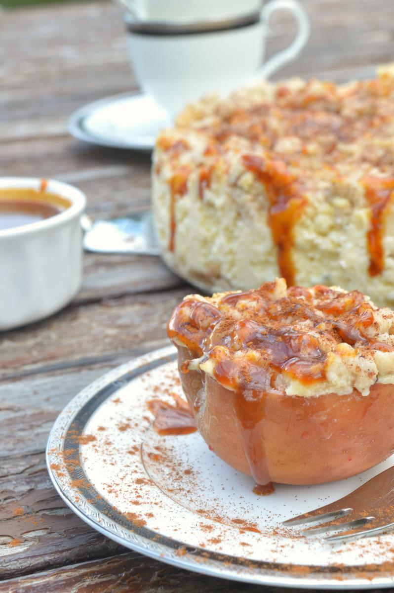 Rezeptbild: Bratapfel Marzipan Cheesecake mit Zimtstreuseln und Karamelltopping