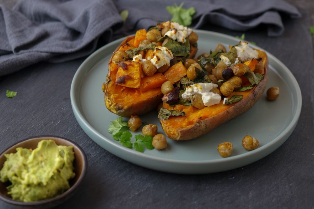 Rezeptbild: Gebackene Süßkartoffel mit Kichererbsen, Spinat & Ziegenkäse