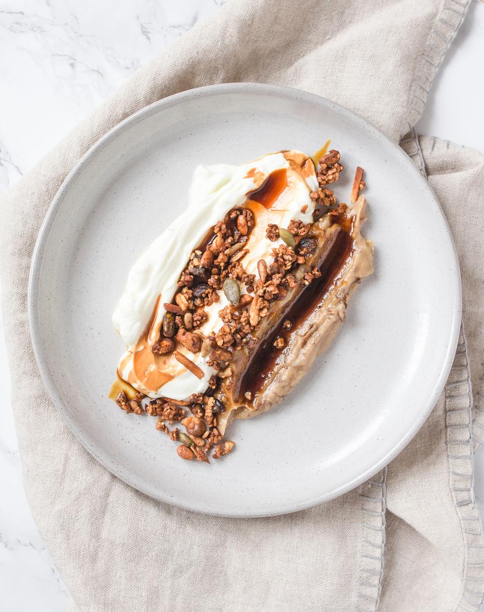 Rezeptbild: Labneh mit Dattel 'Hummus' und Chai Granola