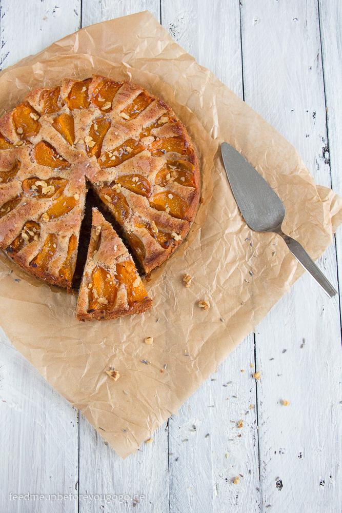 Rezeptbild: Aprikosen-Lavendel-Kuchen mit Walnüssen