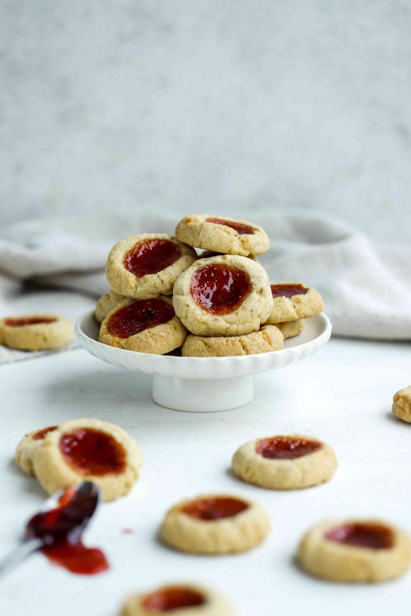Rezeptbild: Mandel-Butterkekse mit Himbeerfüllung