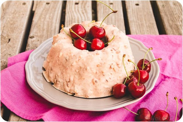 Rezeptbild: Kirscheis-Guglhupf mit gerösteten Mandeln