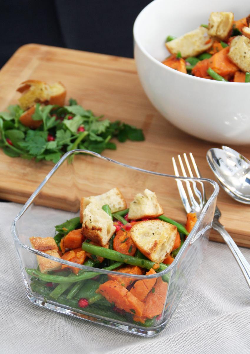 Rezeptbild: Süßkartoffelsalat mit Prinzess-Bohnen, Zuckerschoten und Granatapfelkernen.