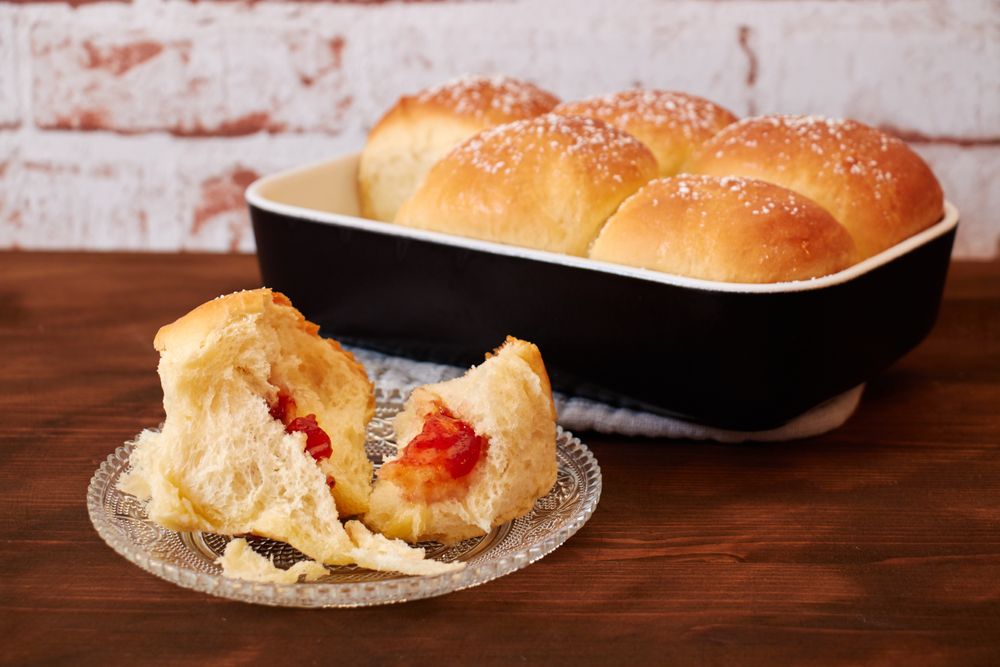 Rezeptbild: Buchteln mit Erdbeerfüllung – warmer Hefekuchen in Portionen