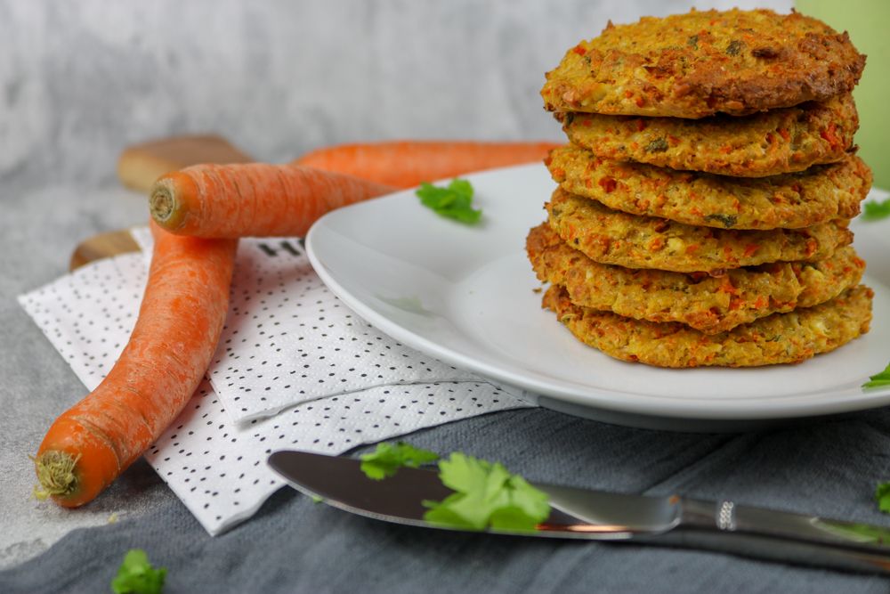 Rezeptbild: Kichererbsen-Karotten Bratlinge mit Feta