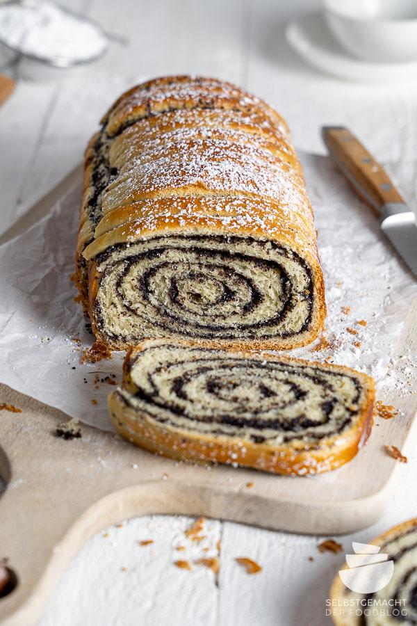 Rezeptbild: Hefezopf mit Mohnfüllung (Mohnschnecken als Kuchen)
