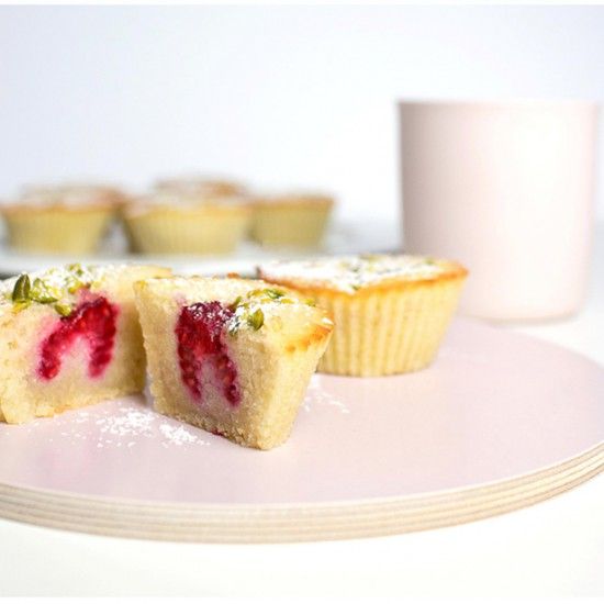 Rezeptbild: Friands mit Himbeeren und Pistazien