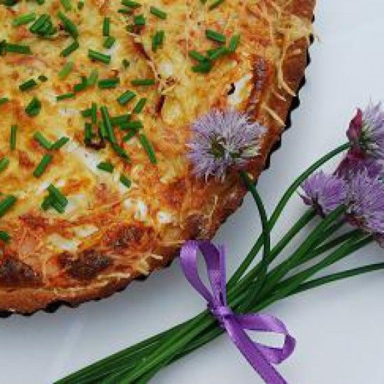 Rezeptbild: Spargeltorte mit Kochschinken und Schnittlauchblüten