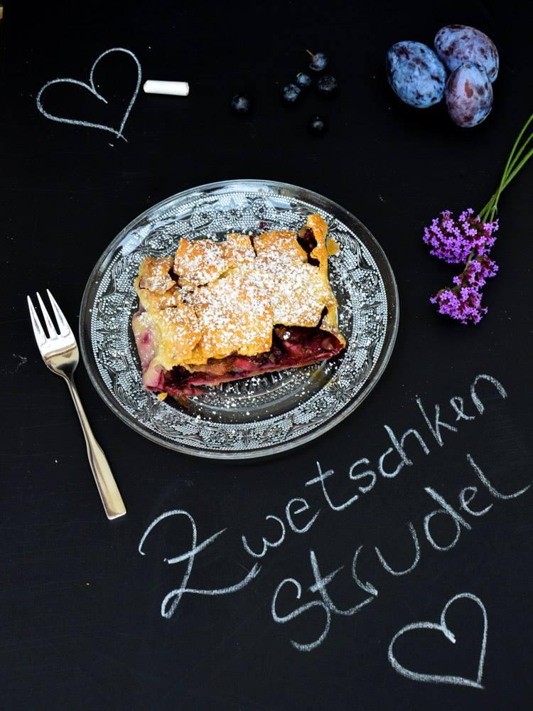 Rezeptbild: Zwetschkenstrudel mit Heidelbeeren