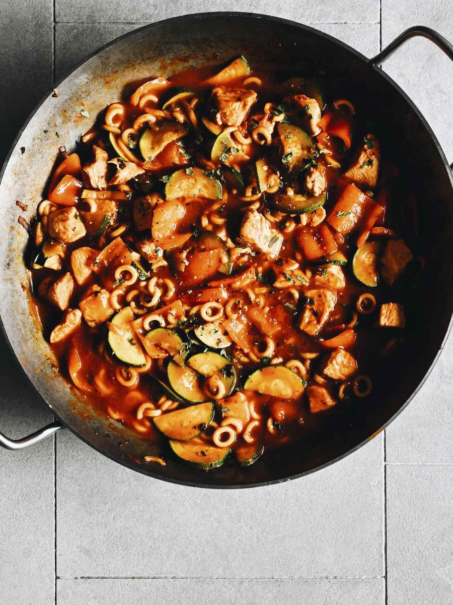 Rezeptbild: TOMATIGE ONE-POT NUDELPFANNE MIT ZUCCHINI, PAPRIKA, HÜHNCHEN & SPAGHETTI O'S AUS DER DOSE WENN ES MAL SCHNELL GEHEN MUSS
