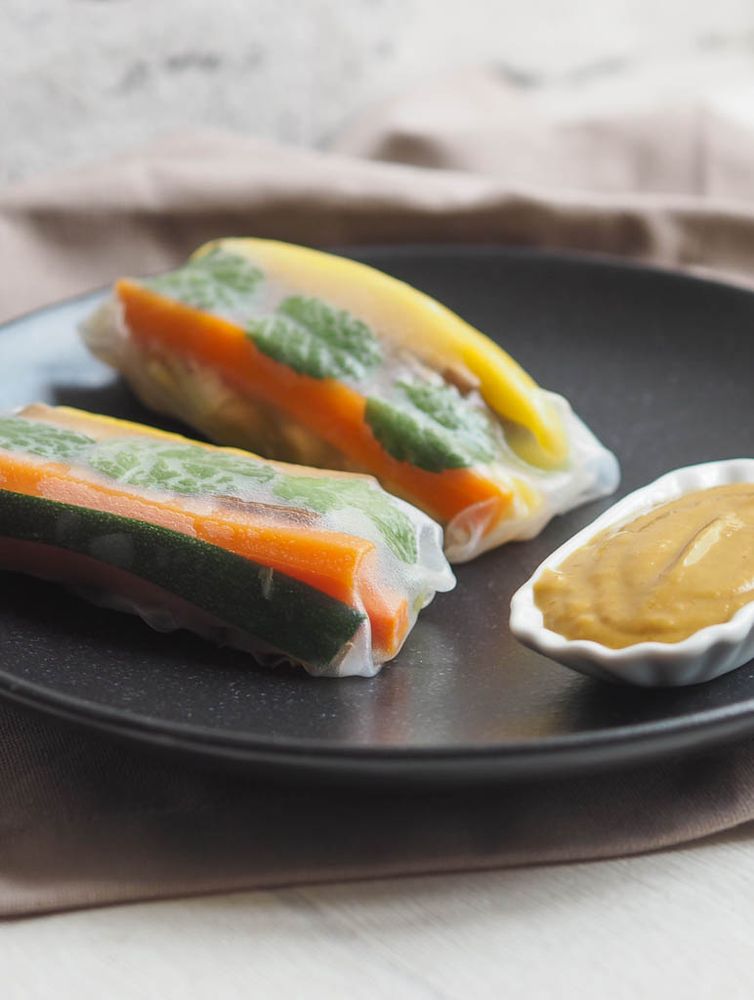 Rezeptbild: Sommerrollen mit Erdnuss-Dip