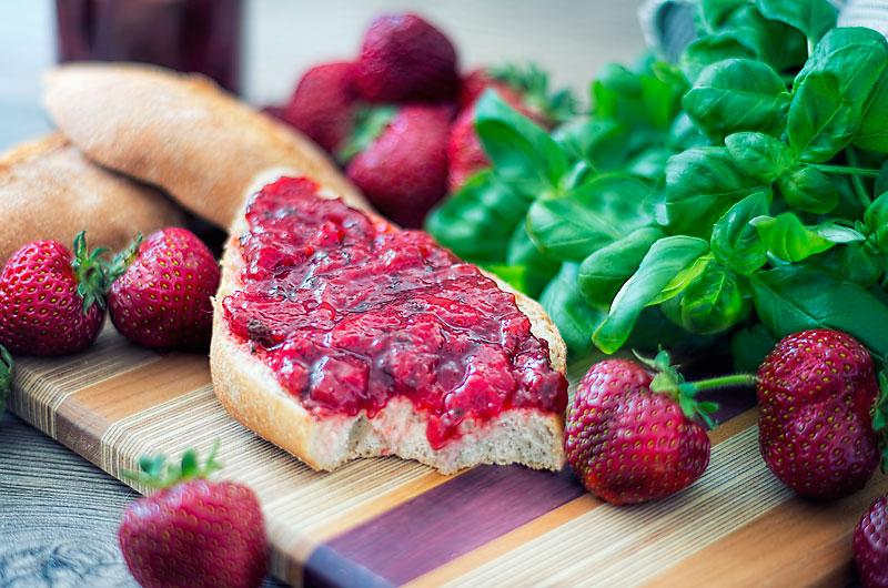 Rezeptbild: Erdbeermarmelade mit Basilikum