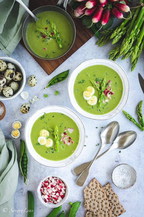 Rezeptbild: Grüne Spargelsuppe mit Radieschen und Wachteleiern