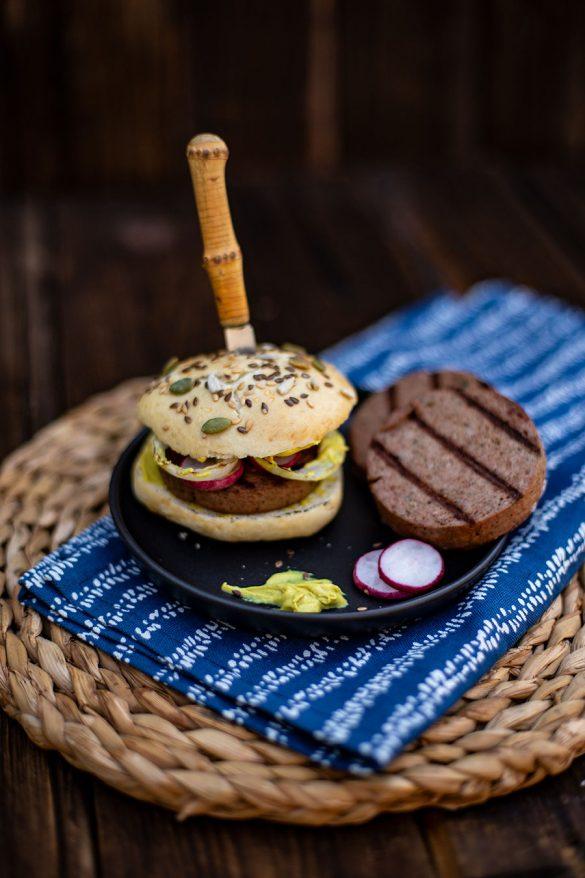 Rezeptbild: Gegrillte Leberrolle mit Zwiebeln und Radieschen – der etwas andere Burger