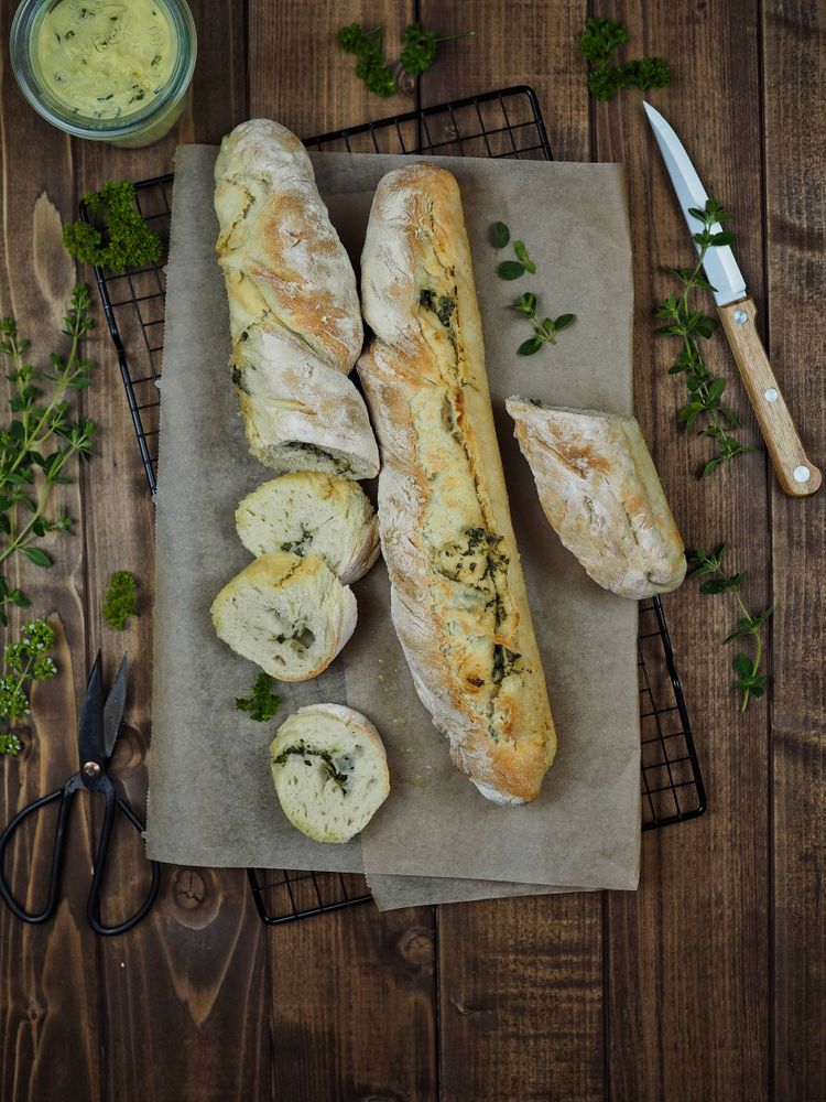 Rezeptbild: Selbstgemachtes Kräuterbaguette [einfach & schnell]