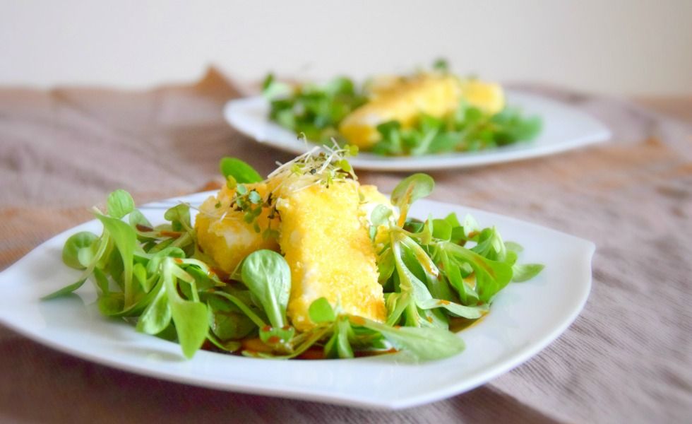 Rezeptbild: Feta in knuspriger Polentakruste auf Balsamico-Vogerlsalat