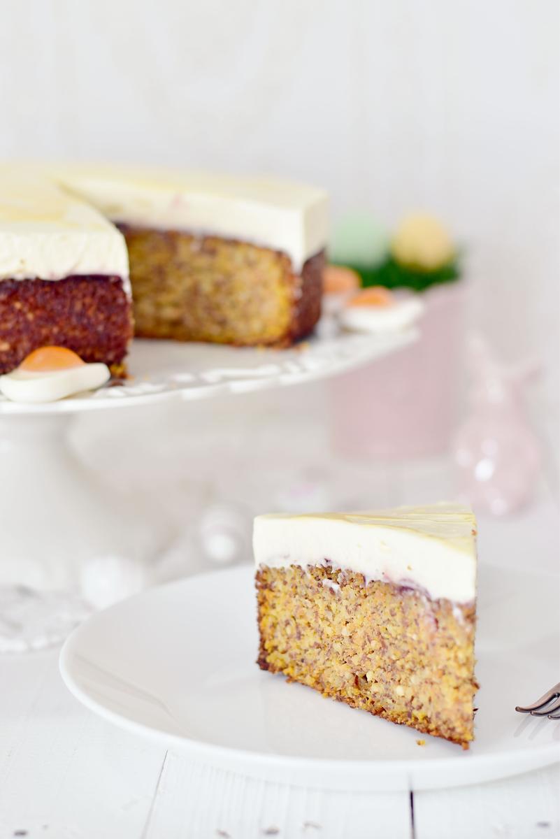 Rezeptbild: Rüblitorte mit feiner Eierlikör-Schmand-Creme zu Ostern