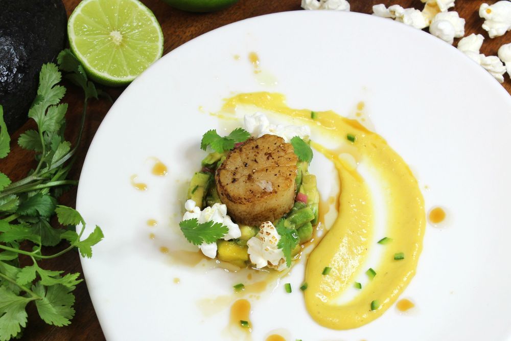 Rezeptbild: Maispüree mit Miso, Jakobsmuscheln und Avocado-Mango Salsa – Nikkei Style