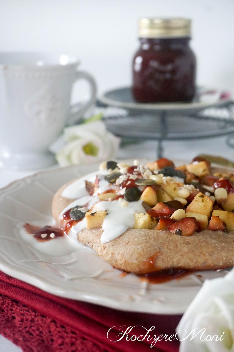 Rezeptbild: Süßer Frühstücksfladen + ofengeröstetes Pflaumenmus