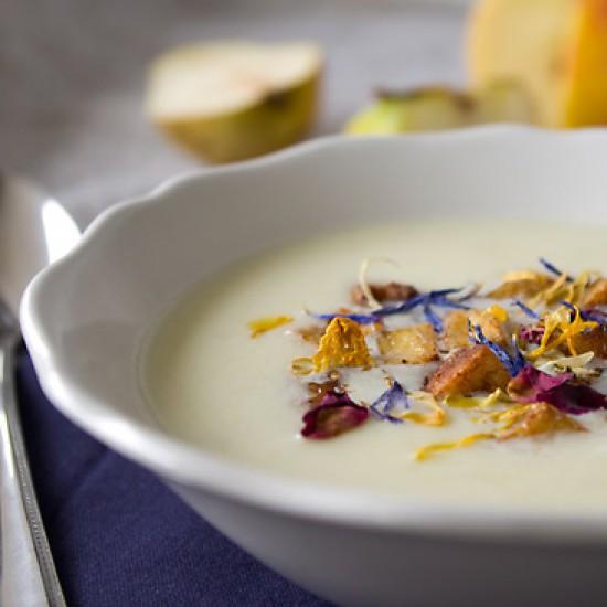 Rezeptbild: Fruchtige Selleriesuppe mit Tofu-Walnuss-Topping