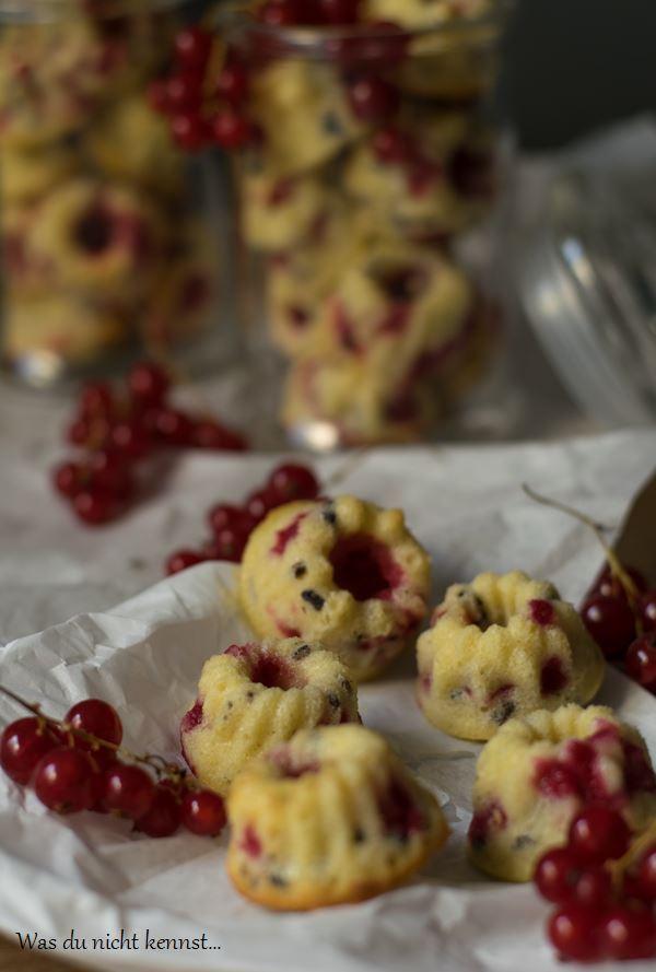 Rezeptbild: Mini Gugelhupfe mit Johannisbeeren
