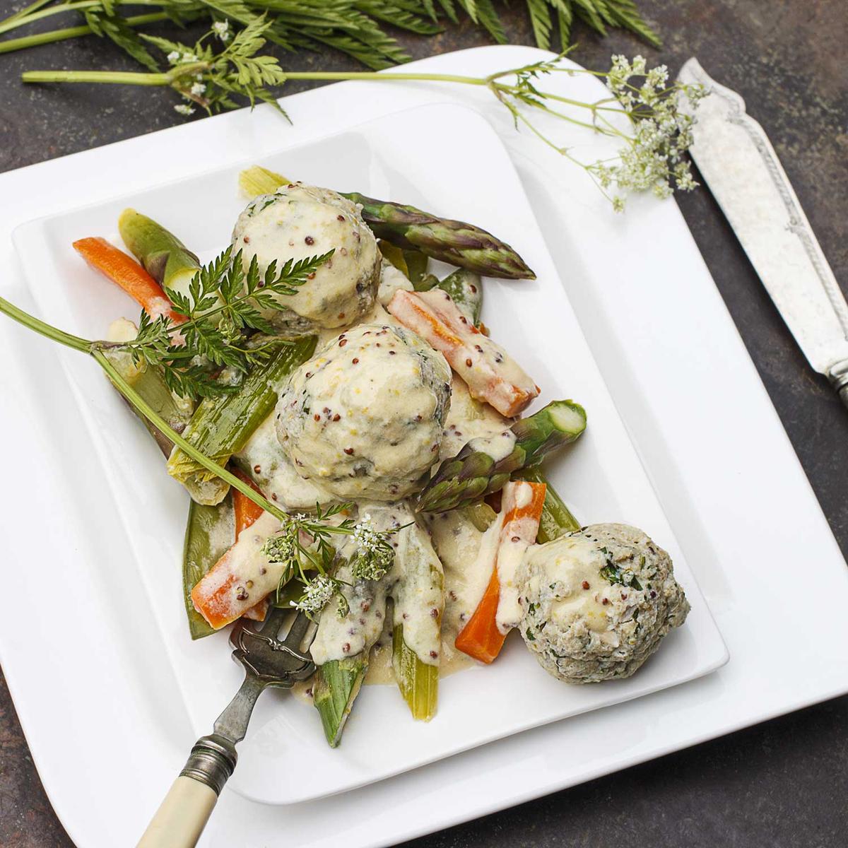 Rezeptbild: Fischklößchen mit Wiesenkerbel auf buntem Sommergemüse