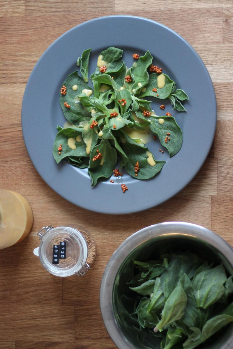 Rezeptbild: Eistropfsalat mit Orangen-Senf-Honig-Dressing und karamellisierten Senfsamen
