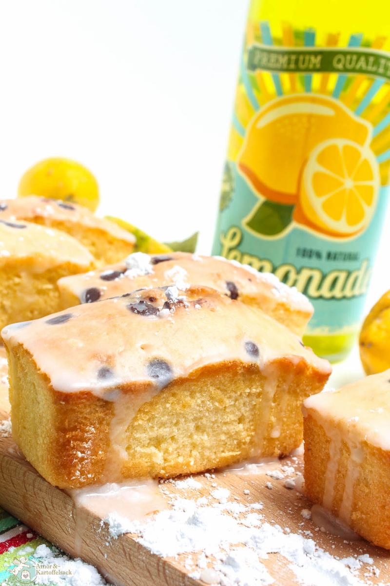 Rezeptbild: saftiger Zitronenkuchen mit Schokostückchen