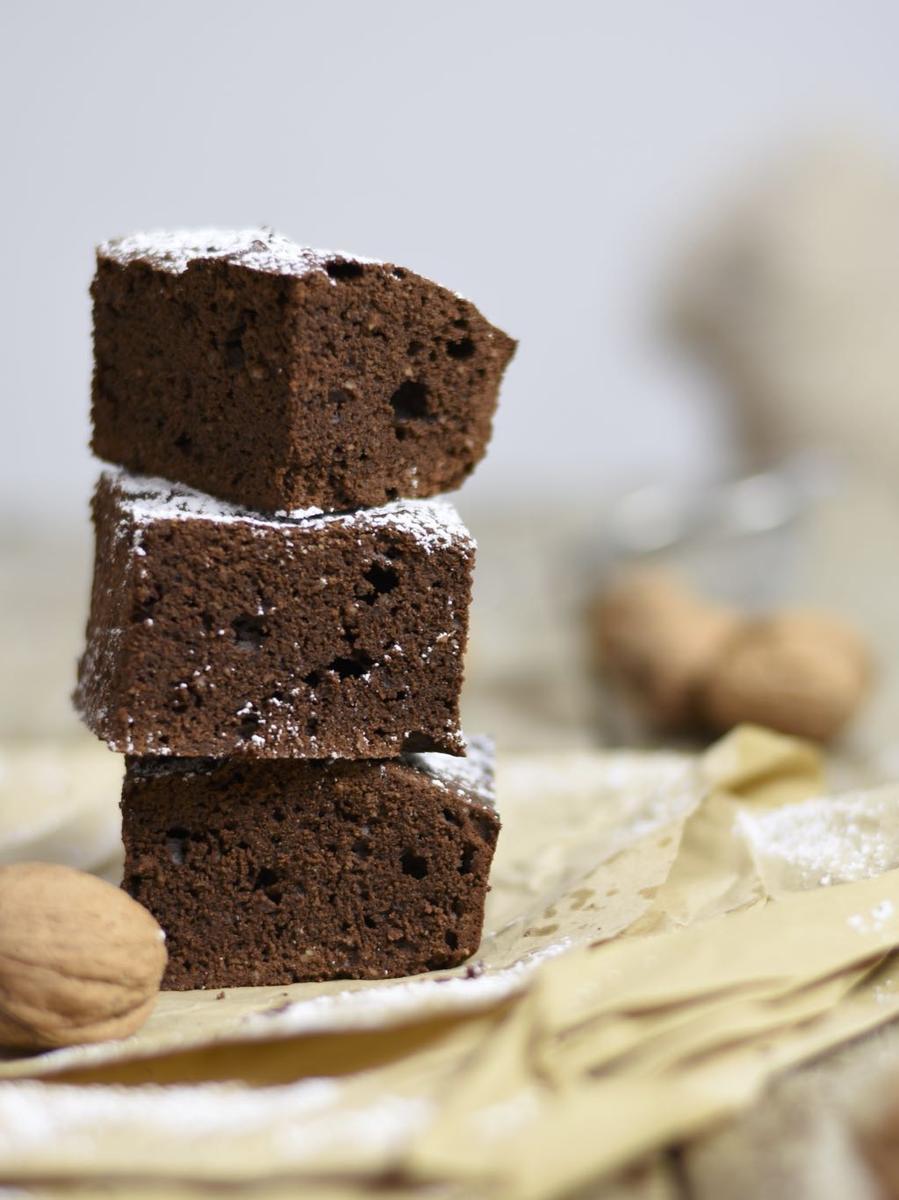 Rezeptbild: SCHOKOLADENBROWNIES MIT WALNÜSSEN