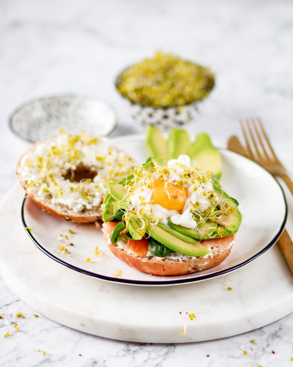 Rezeptbild: Brunch Bagel mit Avocado und Lachs
