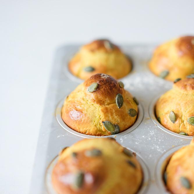 Rezeptbild: Butter-Brioches mit Kürbis und Kürbiskernen