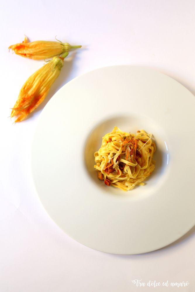 Rezeptbild: Trenette allo Zafferano con fiori di zucca, pomodori secchi e fior di latte