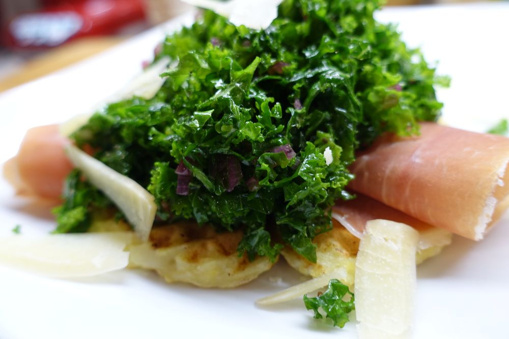 Rezeptbild: Grünkohl mit luftgetrocknetem Schinken auf warmen Kartoffelwaffeln