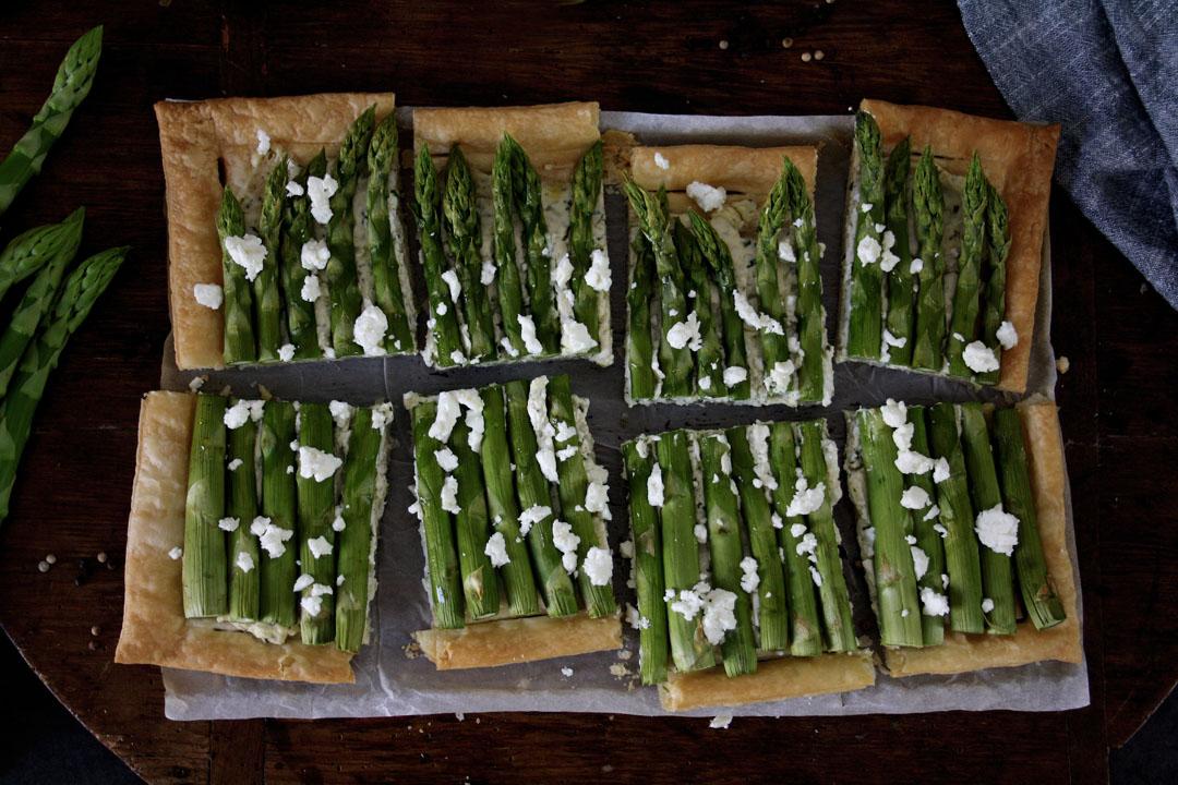 Rezeptbild: Schnelle Spargel-Blätterteig-Pizza mit Kräutercreme