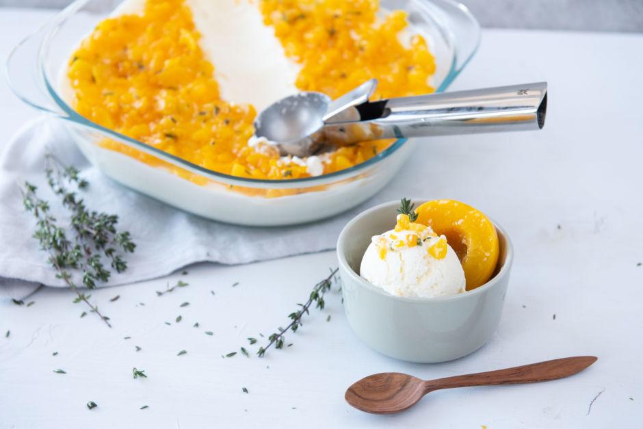 Rezeptbild: Herzhaftes Ziegenkäse-Eis mit Pfirsich