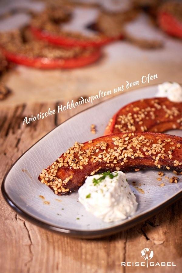 Rezeptbild: Asiatische Kürbisspalten mit Korianderschmand